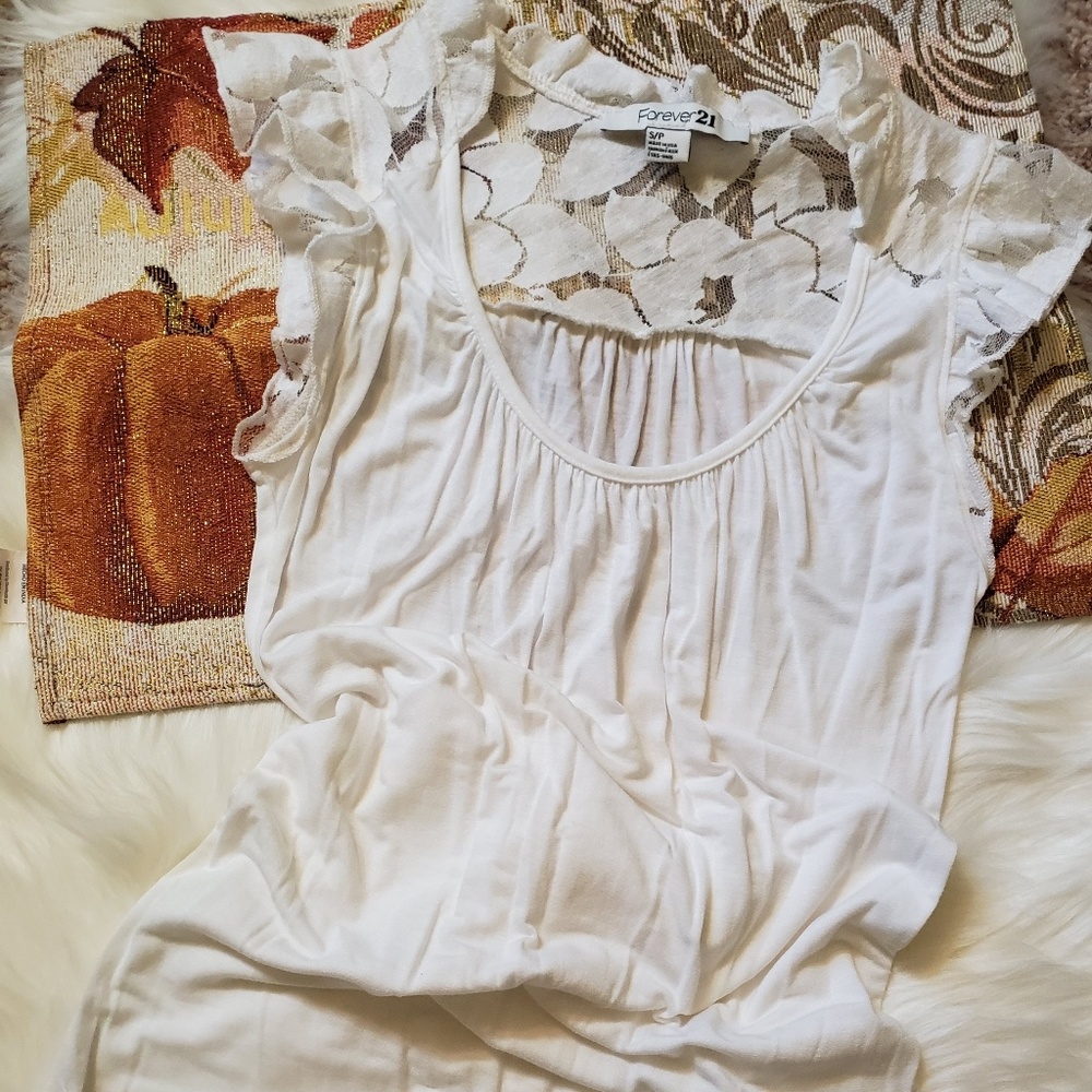 $5 🐦 (MUST BUNDLE 2+) FOREVER 21 Lace Top Flutter sleeve